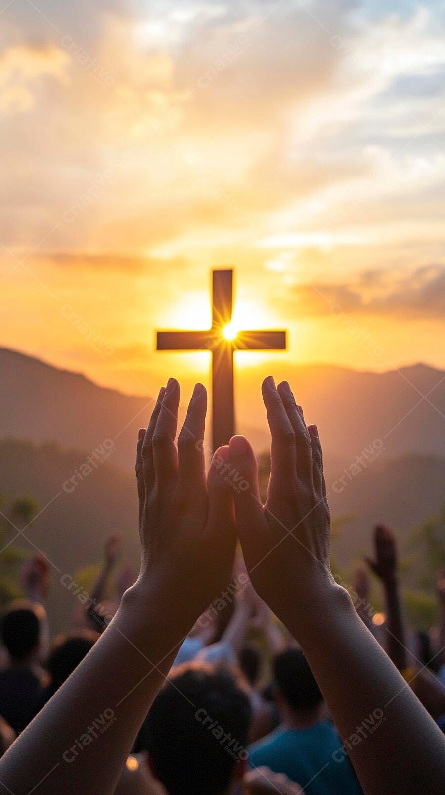 Mãos levantadas em adoração diante da cruz ao pôr do sol dourado