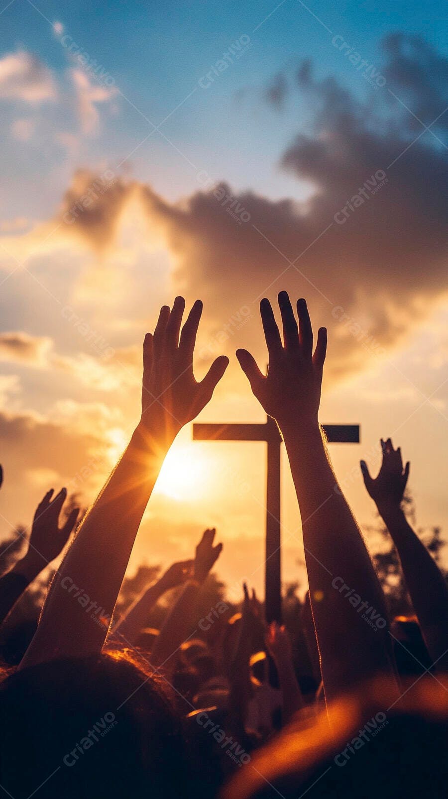 Mãos levantadas em adoração ao amanhecer com cruz no fundo