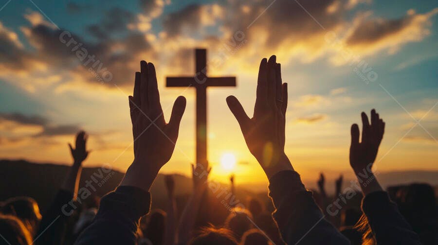 Adoradores erguendo as mãos para a cruz em um pôr do sol vibrante