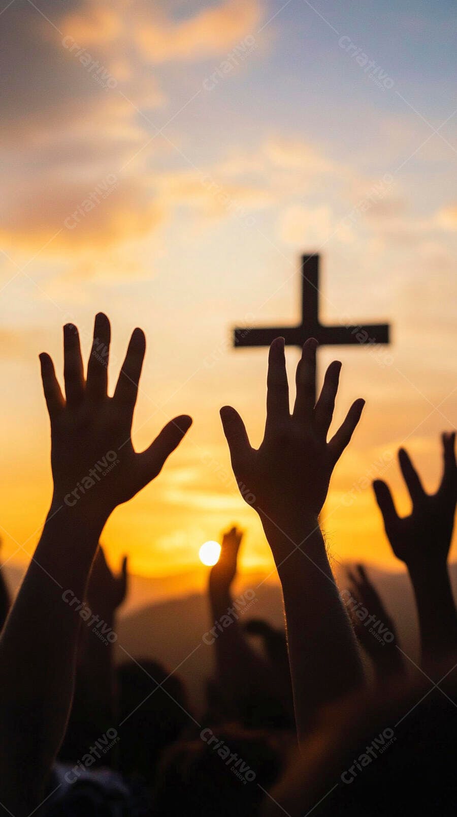 Mãos de pessoas erguidas em adoração ao por do sol com cruz cristã