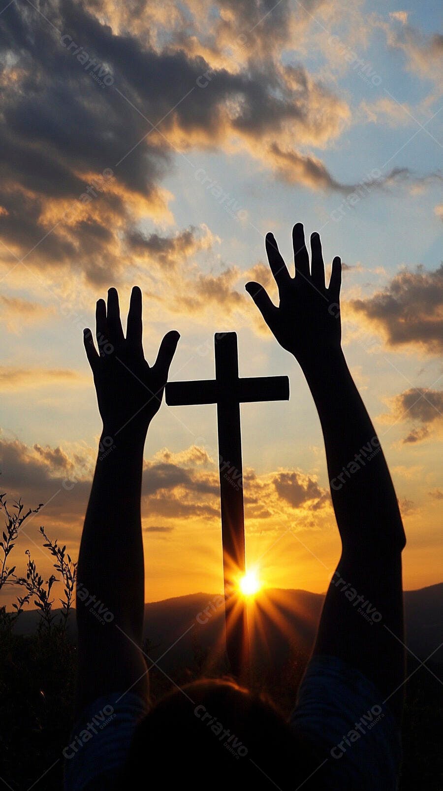 Mãos levantadas silhueta e cruz ao pôr do sol