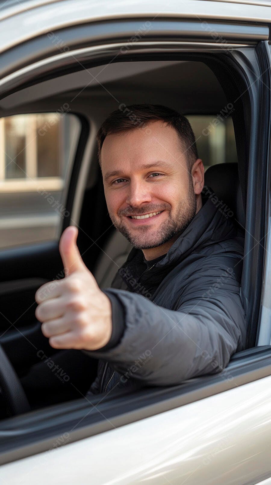 Homem caucasiano sorrindo dando polegar para cima dentro de carro moderno
