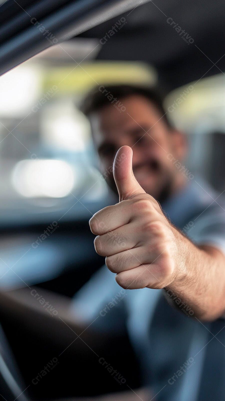 Homem caucasiano sorrindo fazendo sinal de joinha dentro de um carro azul