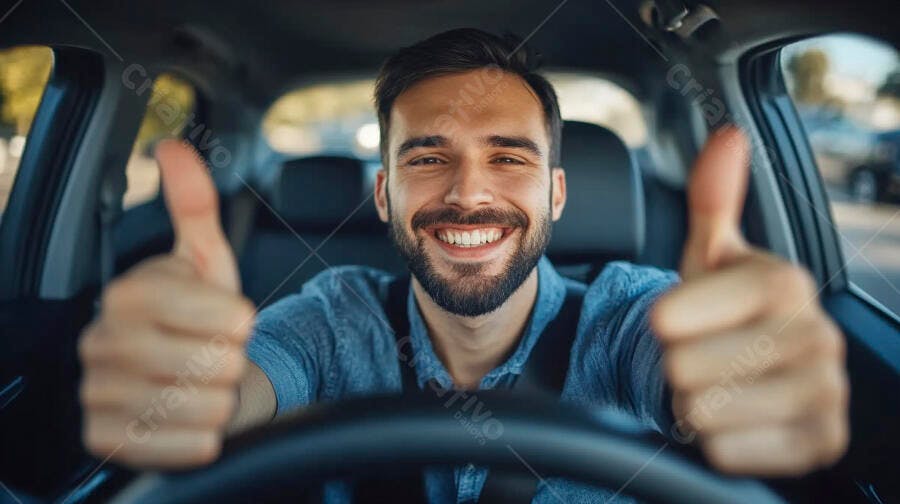 Homem barbudo feliz dirigindo carro e mostrando polegares para cima