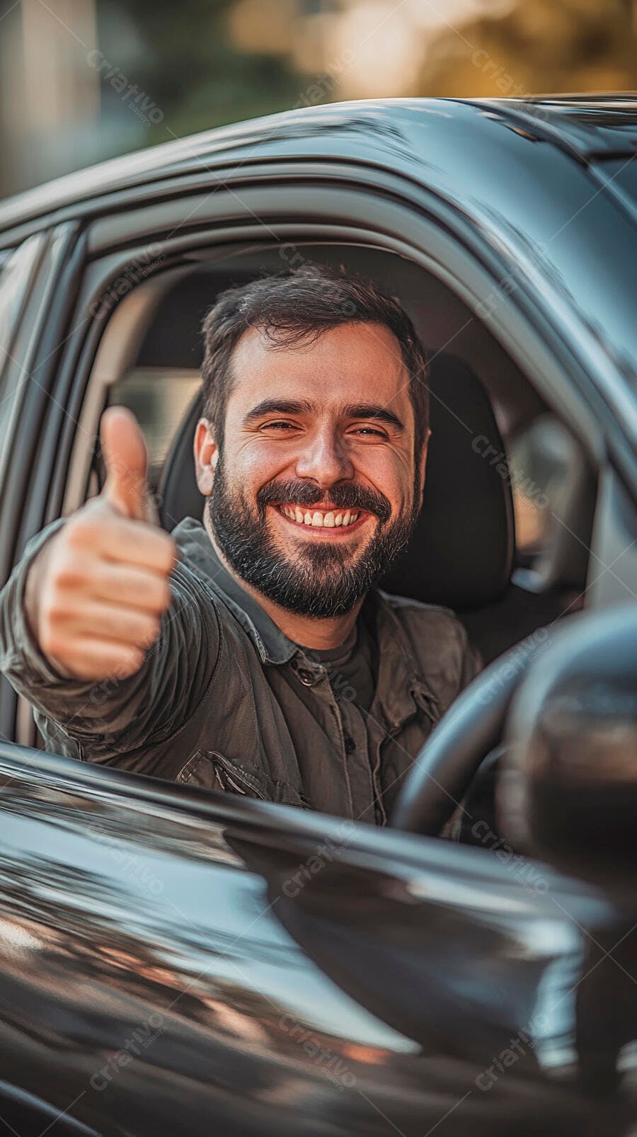 Homem barbudo caucasiano motorista sorrindo feliz com polegar para cima em carro preto
