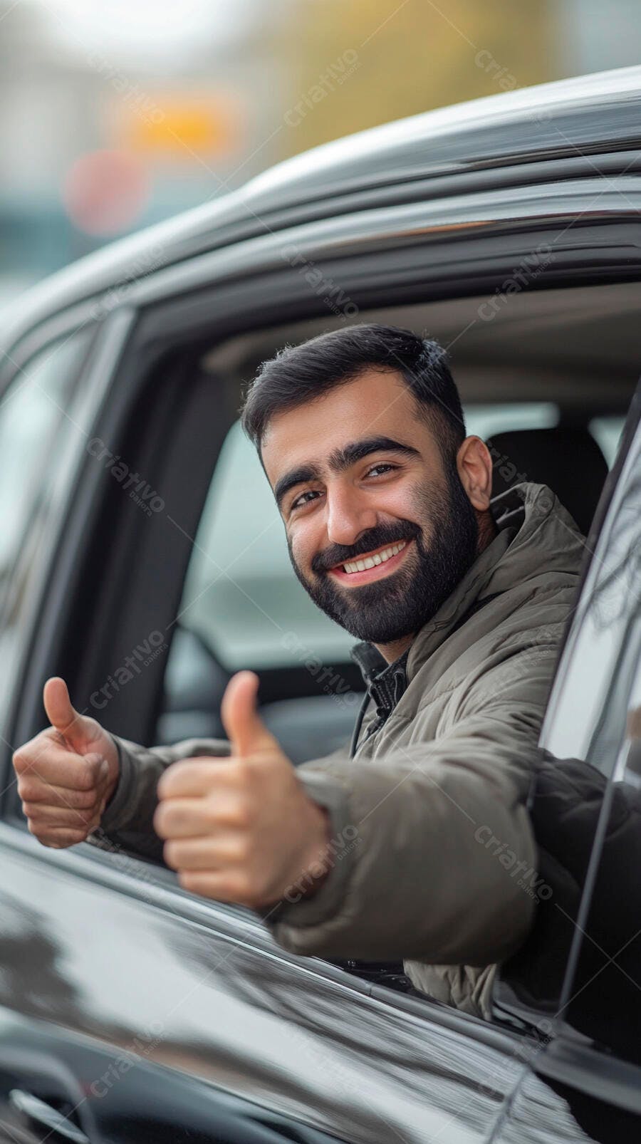 Homem barbudo feliz com jaqueta verde dando polegares para cima em carro