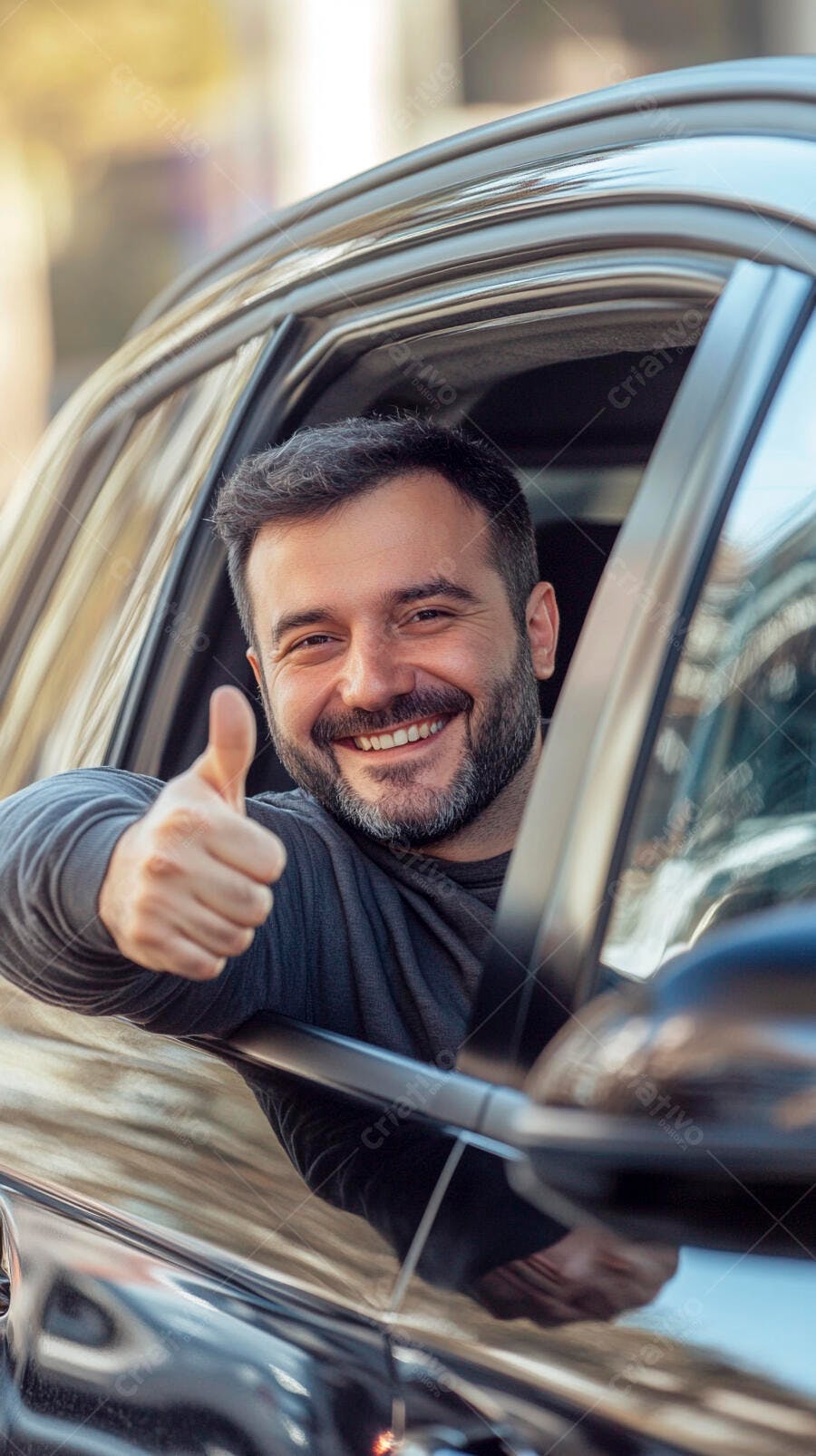 Homem sorridente barba grisalha dando polegar para cima dentro do carro