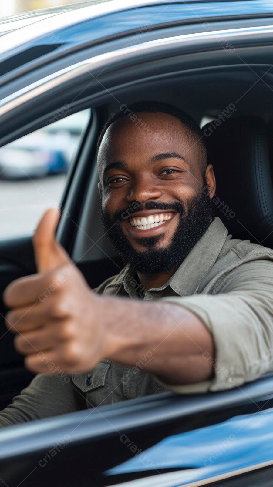 Homem negro sorrindo dirigindo carro com polegar para cima