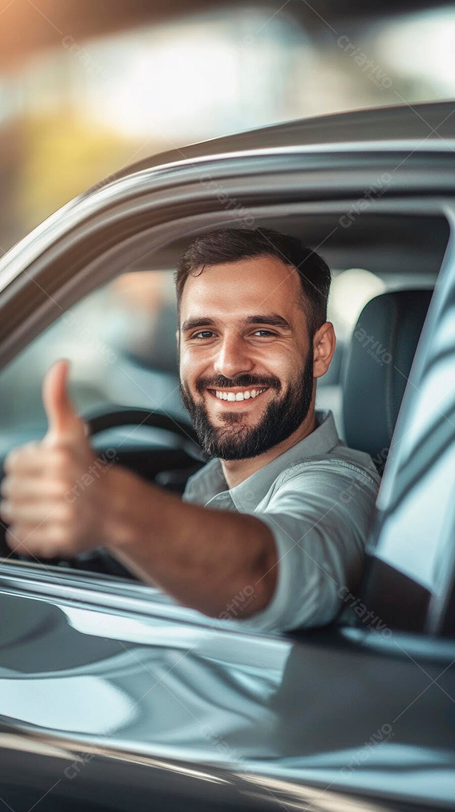 Homem barbudo sorrindo no carro dando joinha para câmera