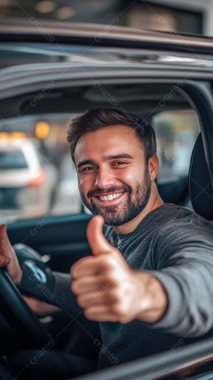 Homem feliz barbudo sorrindo no carro dando polegar para cima