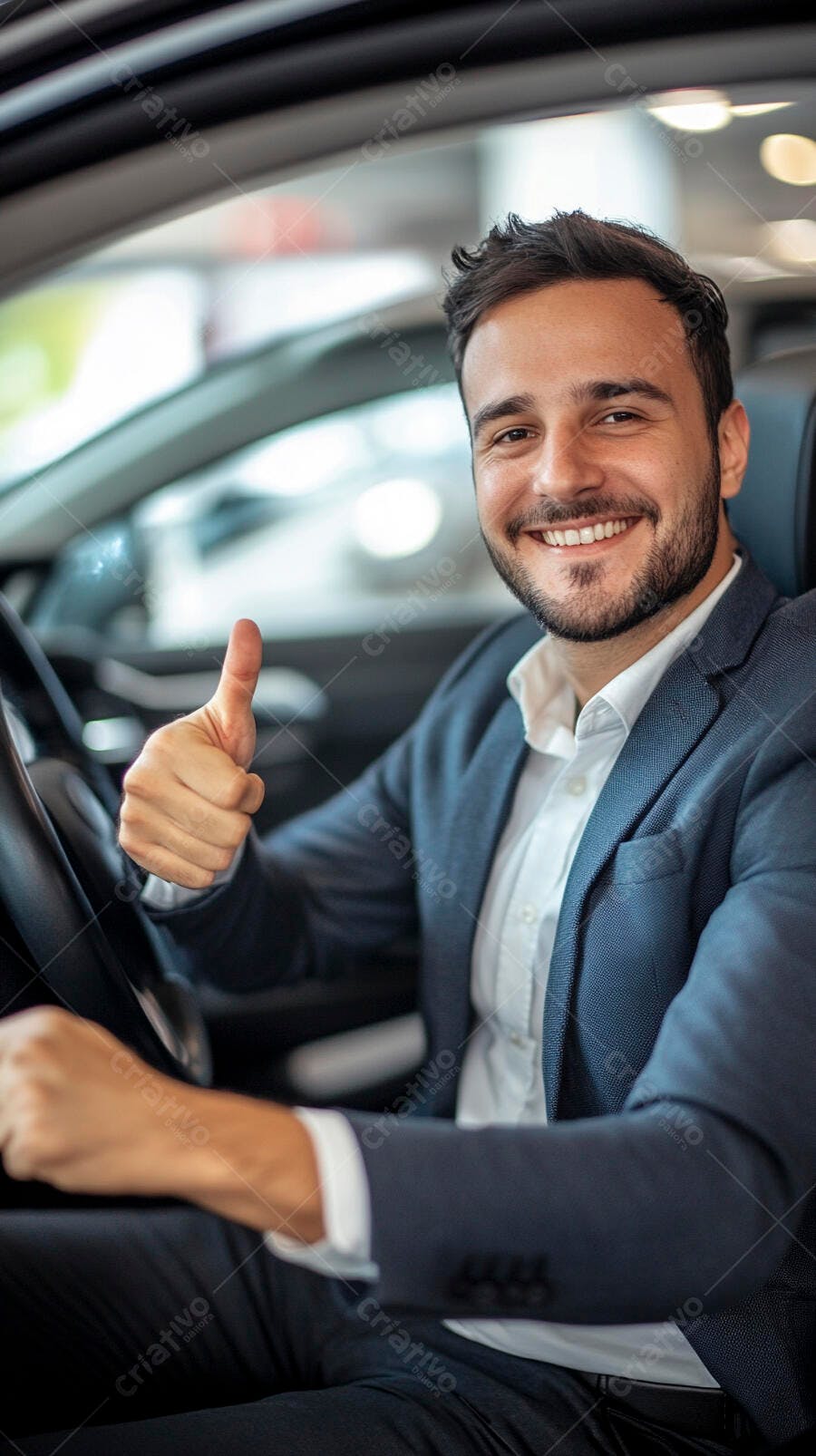 Homem caucasiano de terno azul sorrindo com joinha dentro de carro novo