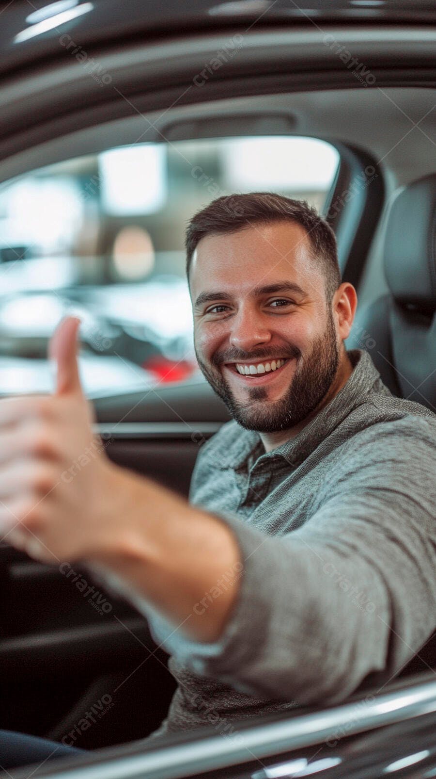 Homem caucasiano barbudo sorrindo com polegar para cima dentro de um carro novo
