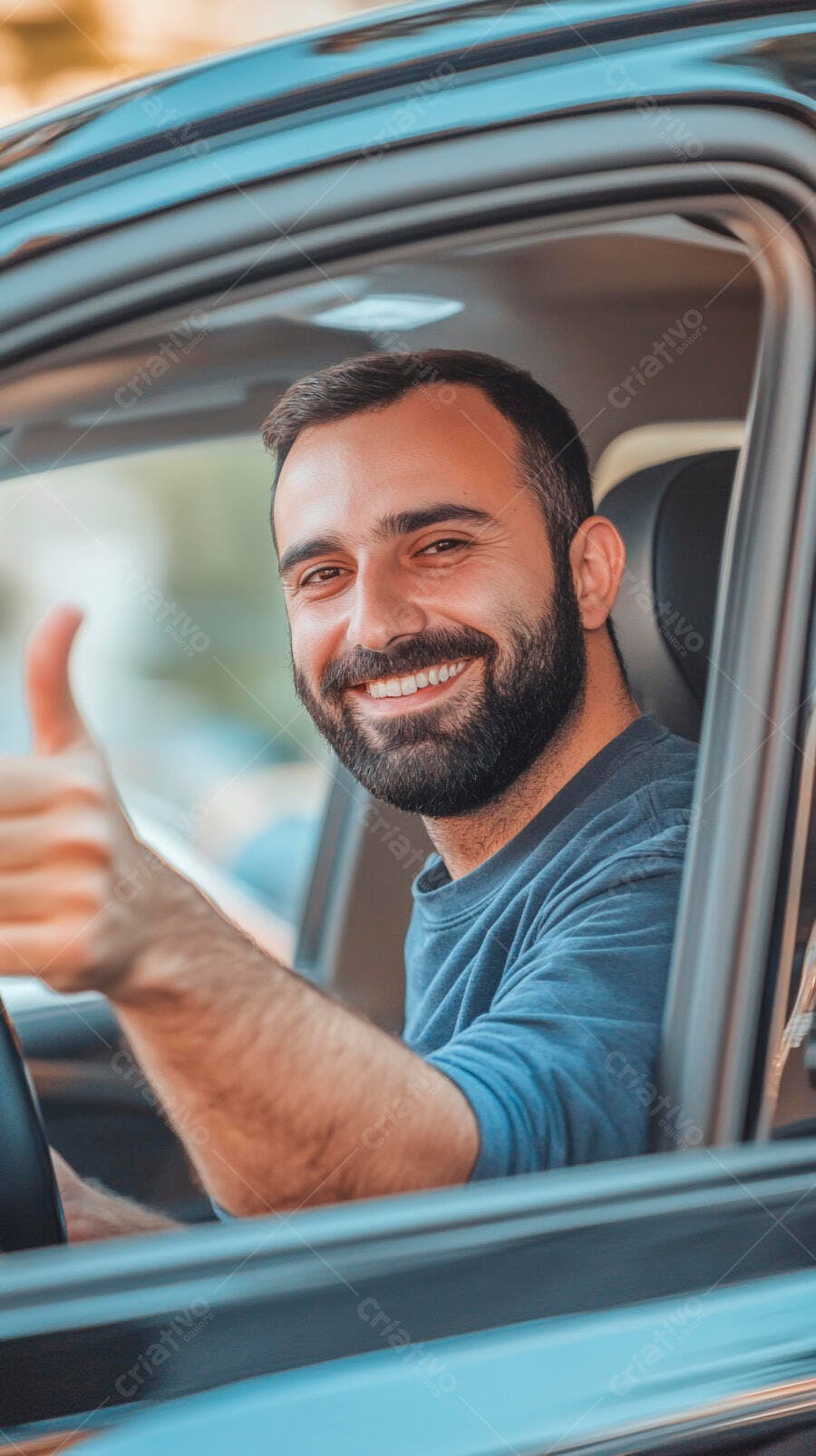 Homem barbudo motorista sorrindo feliz no carro dando polegar para cima