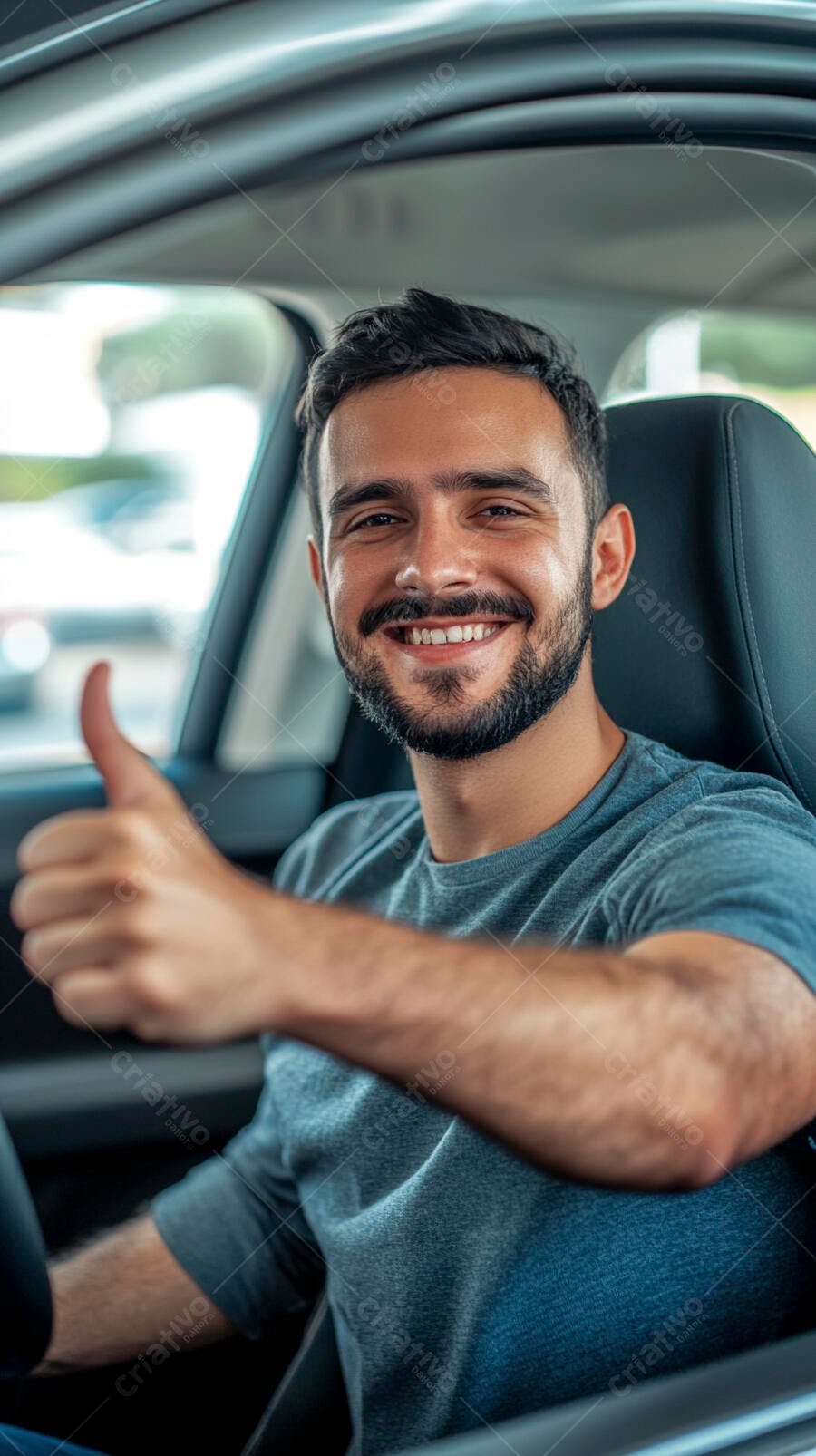 Homem feliz de barba sorrindo no carro dando polegar para cima