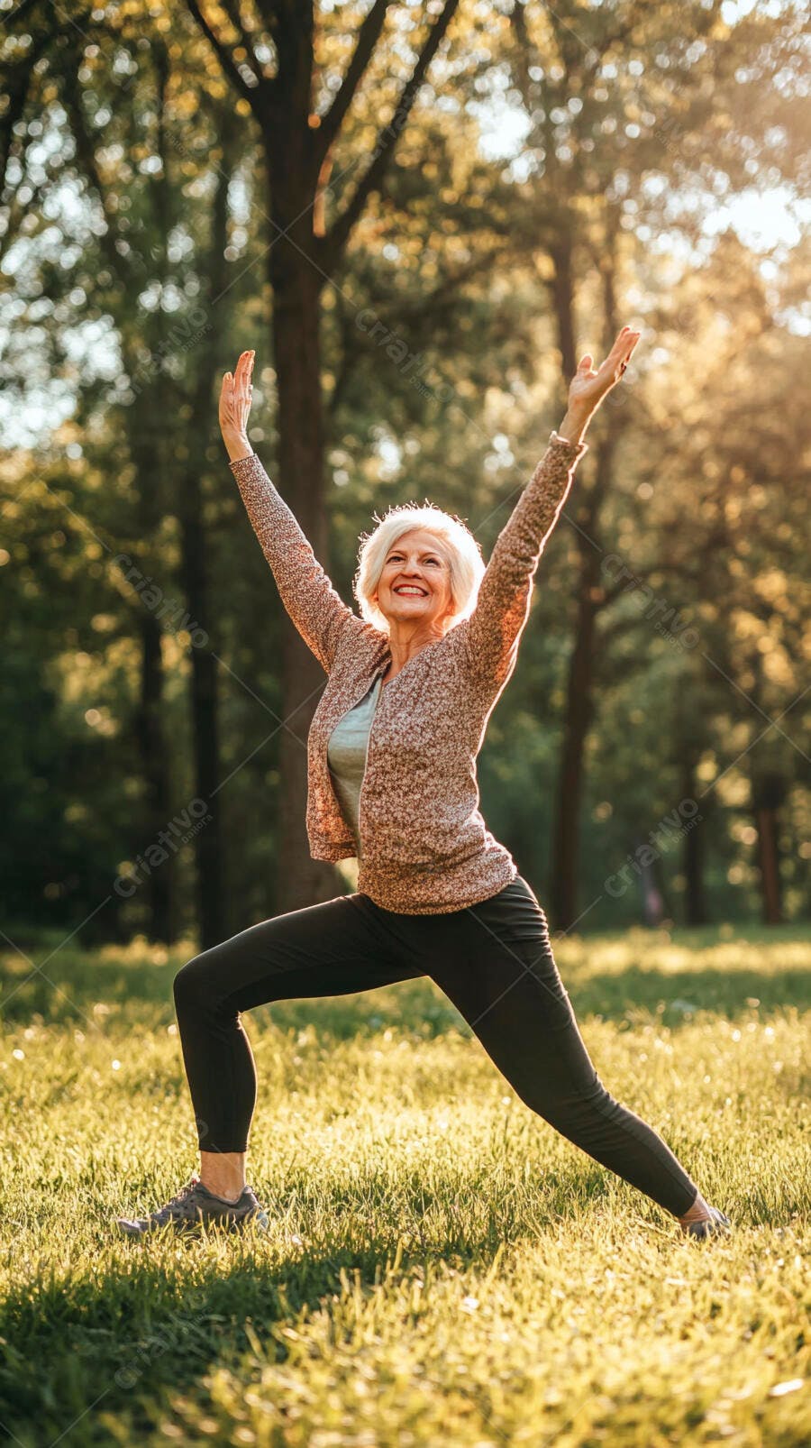 Mulher idosa loira sorridente praticando yoga em parque verde ensolarado