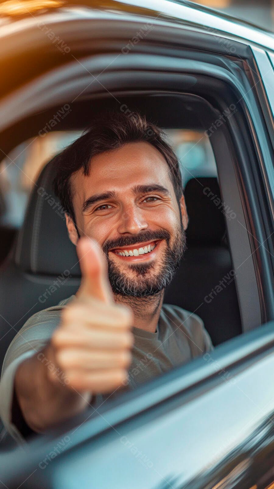 Homem caucasiano barbudo sorrindo no carro mostrando polegar para cima