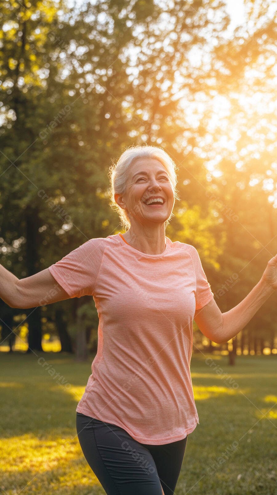 Mulher idosa caucasiana feliz rindo em parque ao pôr do sol