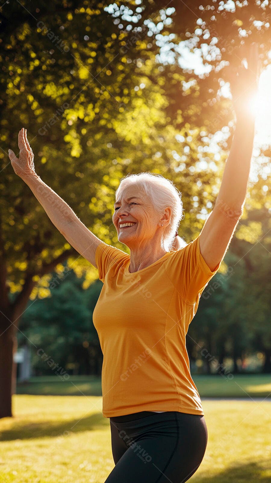 Mulher idosa feliz de laranja e preto celebrando a vida no parque ensolarado