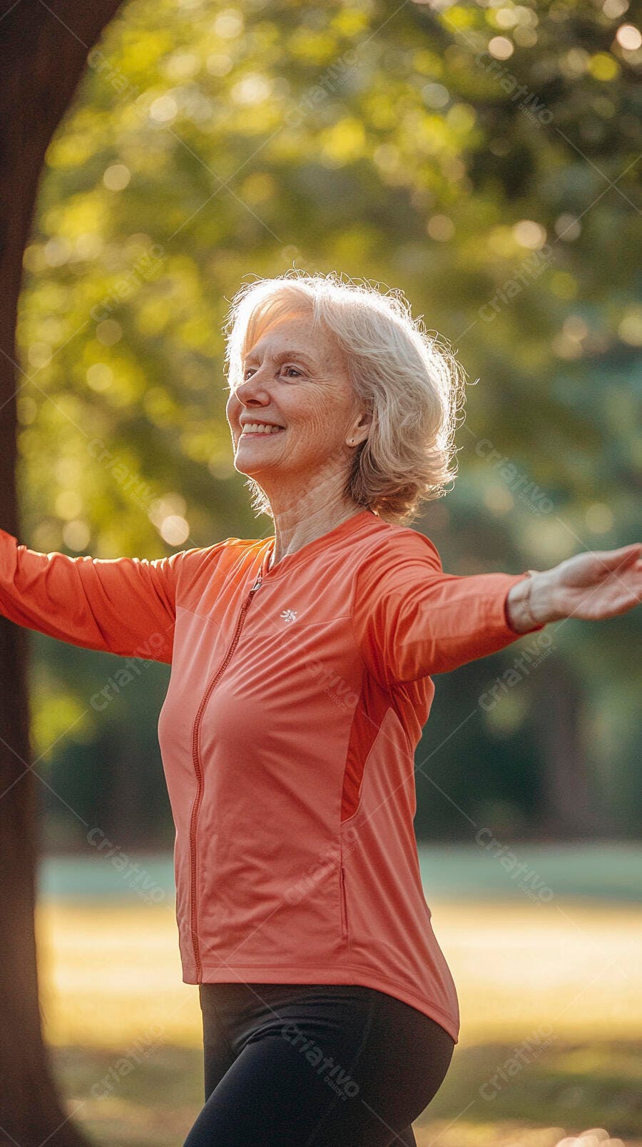 Mulher idosa caucasiana de cabelos brancos sorrindo exercitando no parque