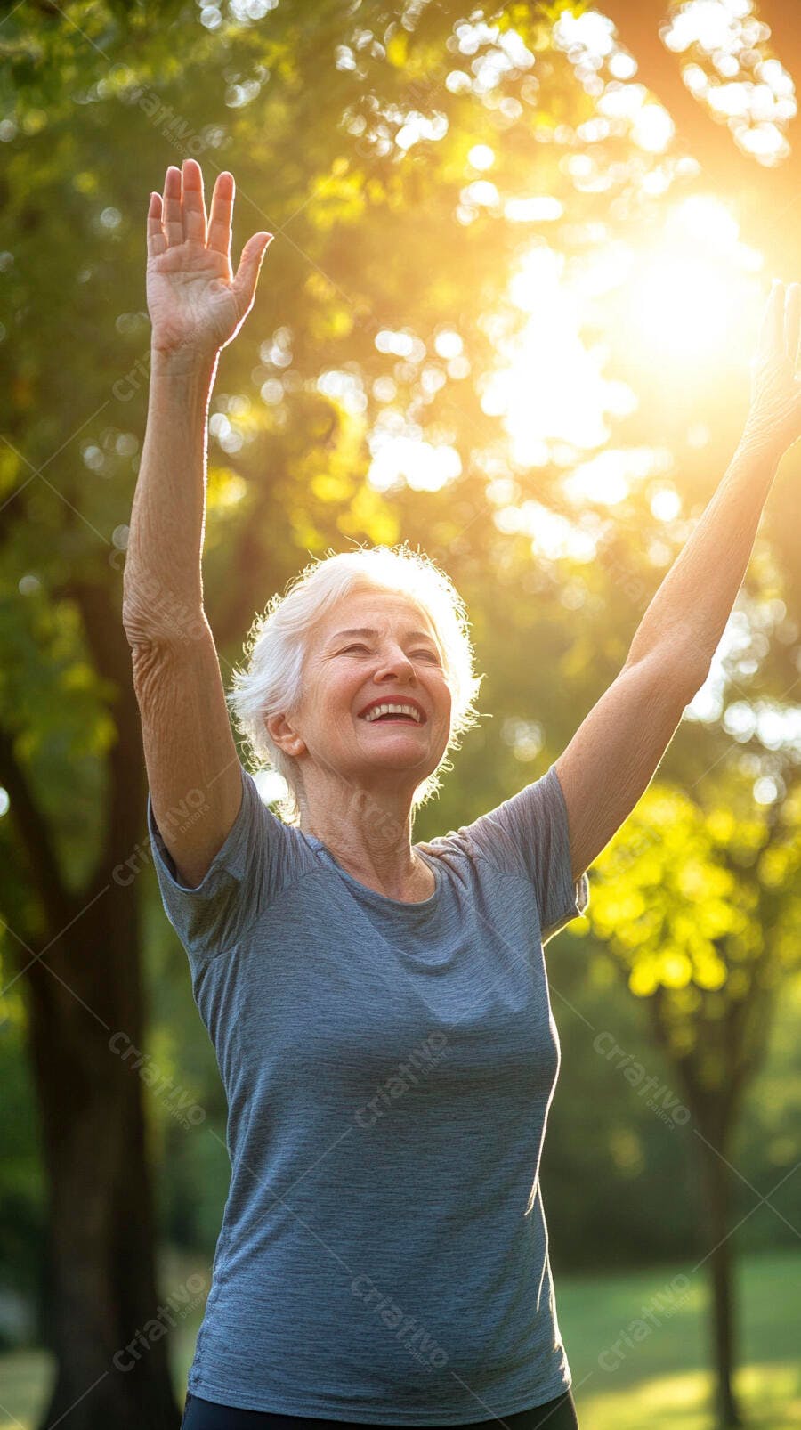 Mulher idosa feliz levantando os braços no parque com sol radiante