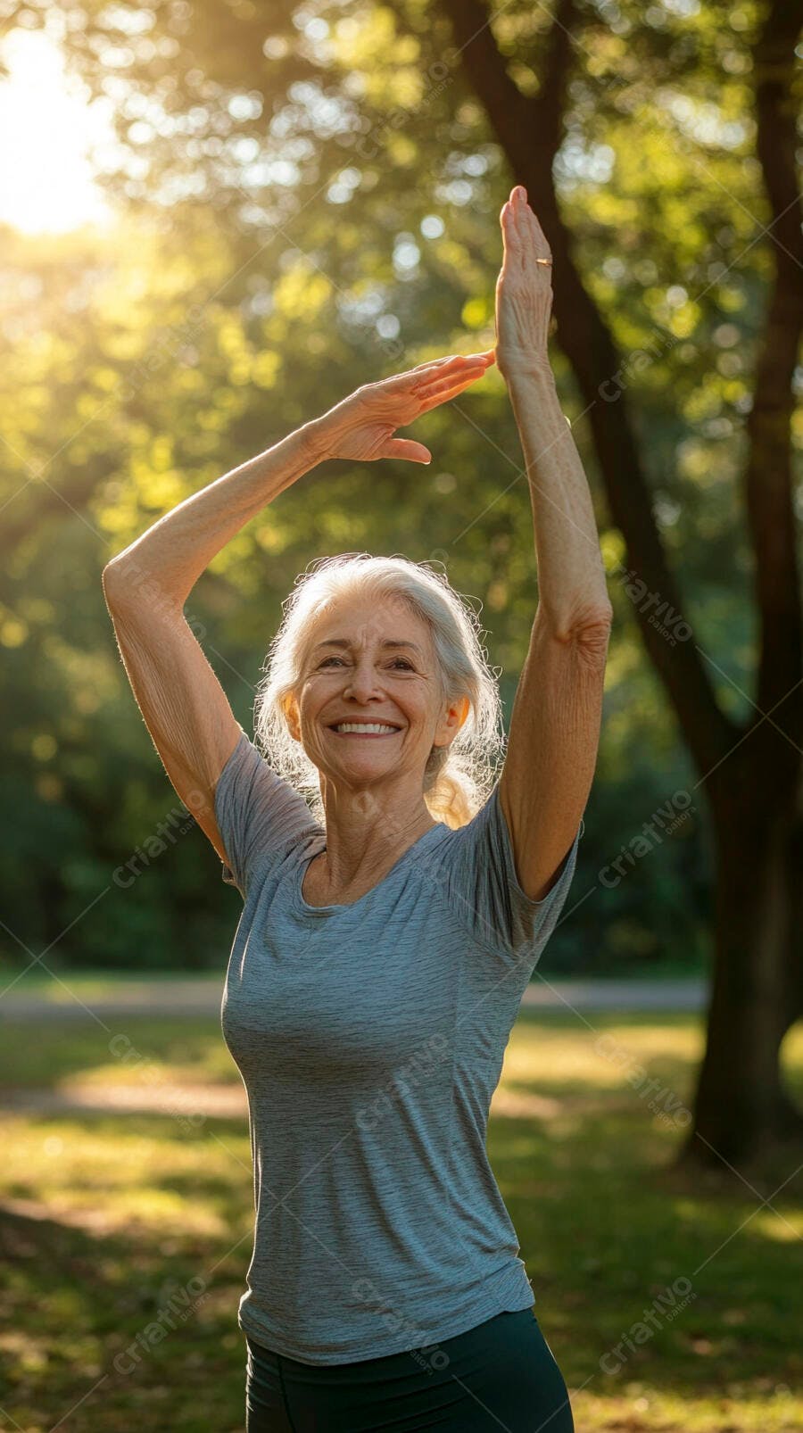 Mulher idosa de cabelos grisalhos sorrindo praticando yoga em parque ensolarado