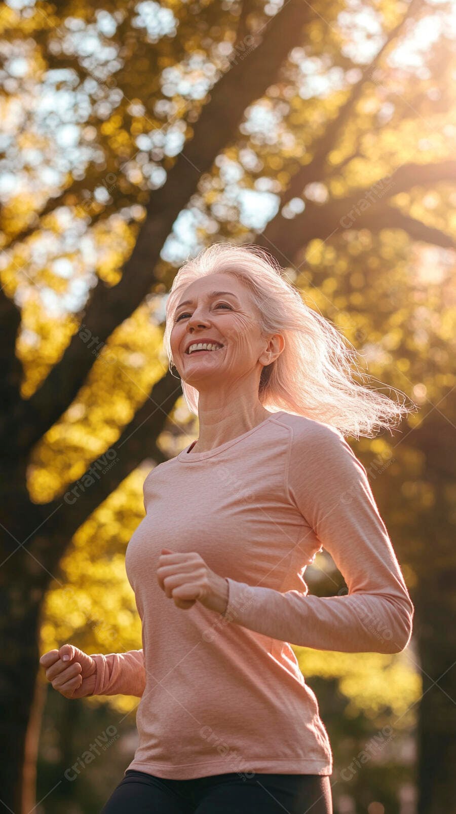 Mulher idosa feliz correndo no parque sob sol dourado