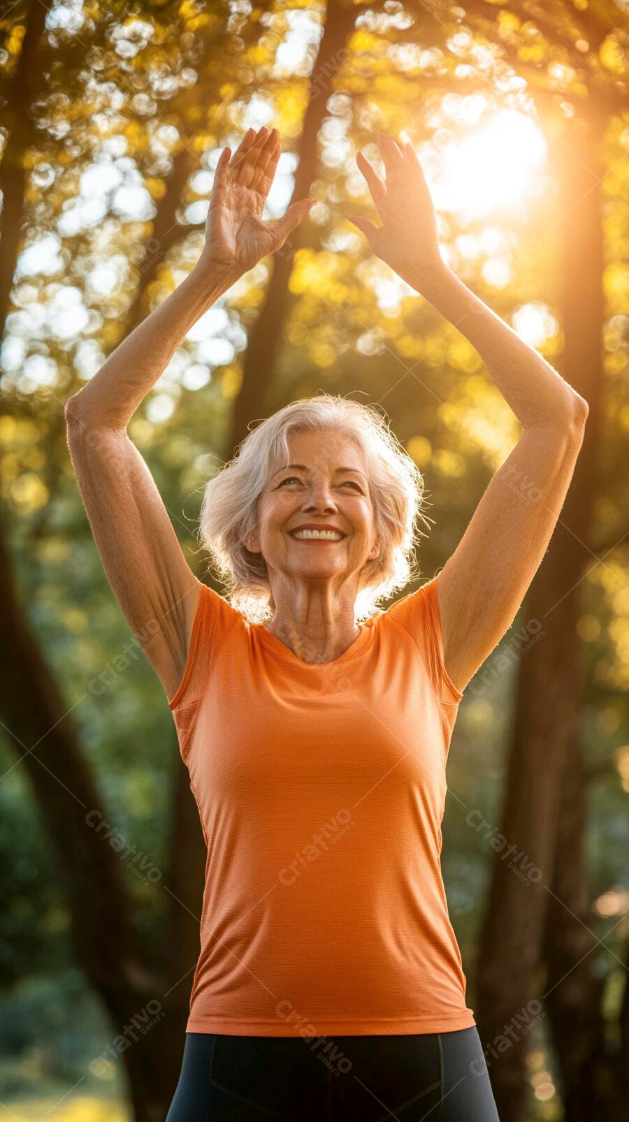 Mulher idosa sorrindo fazendo exercício com braços para cima em parque ensolarado