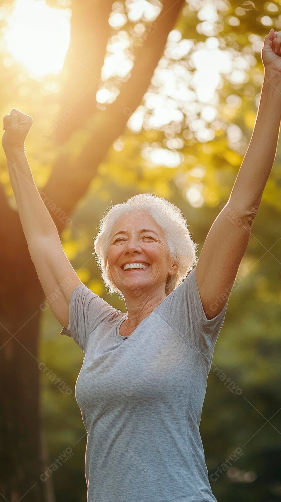 Mulher sênior feliz caucasiana com braços erguidos em parque sob sol dourado