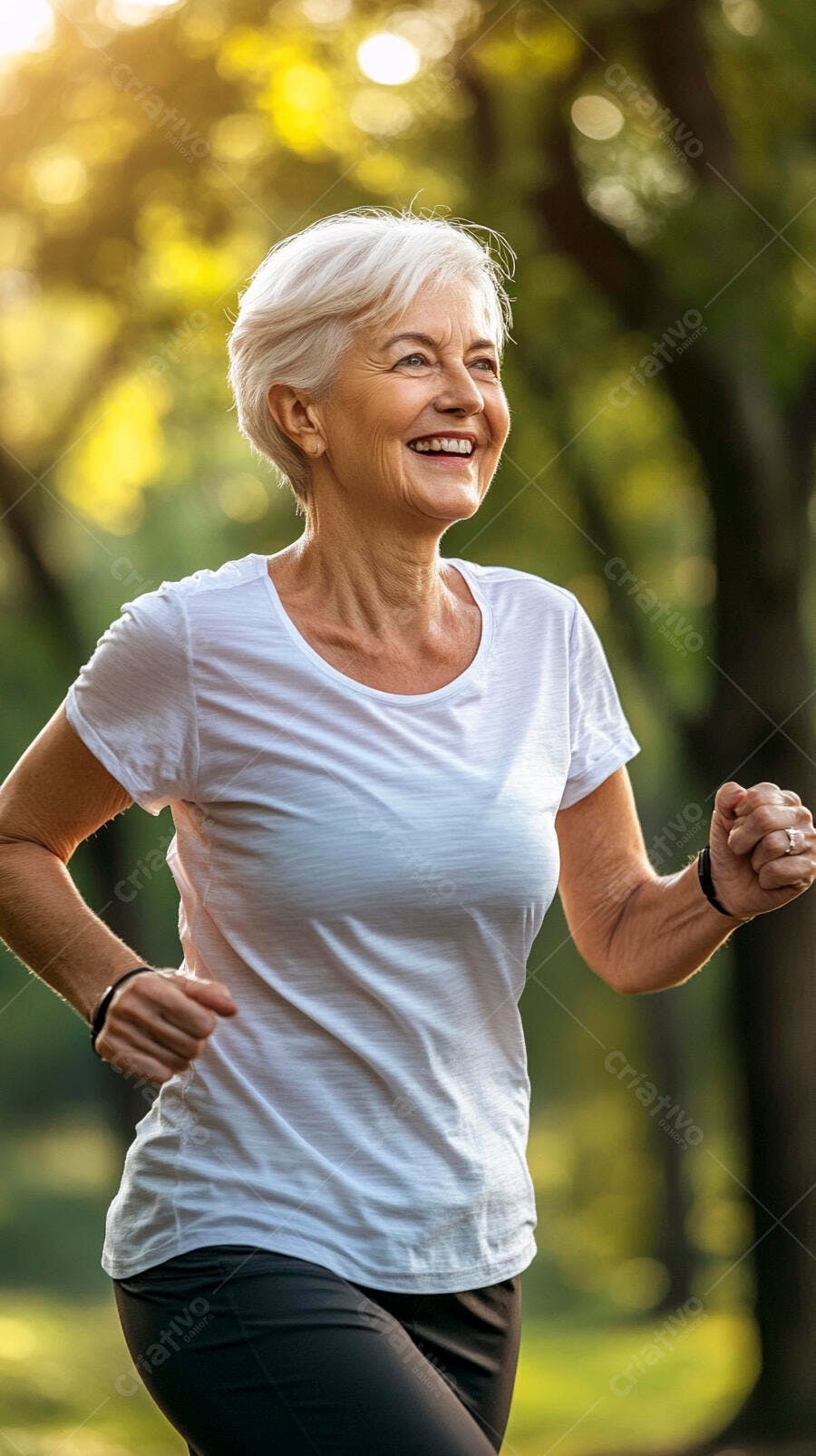 Mulher idosa caucasiana sorrindo correndo no parque com luz dourada