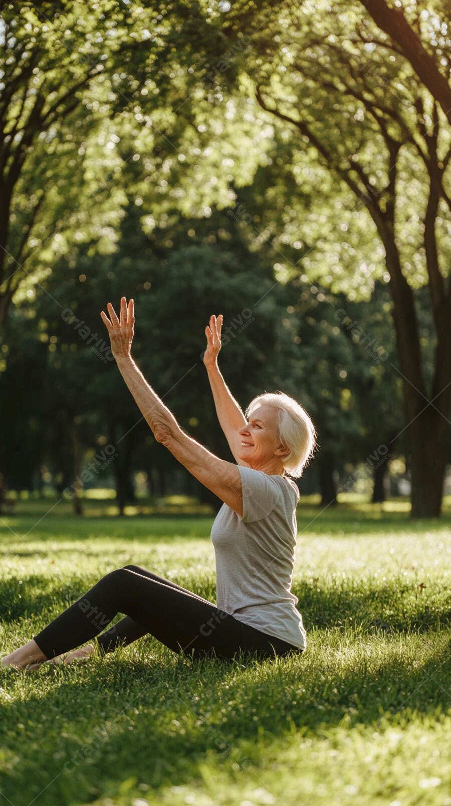 Mulher idosa caucasiana feliz praticando yoga no parque ensolarado
