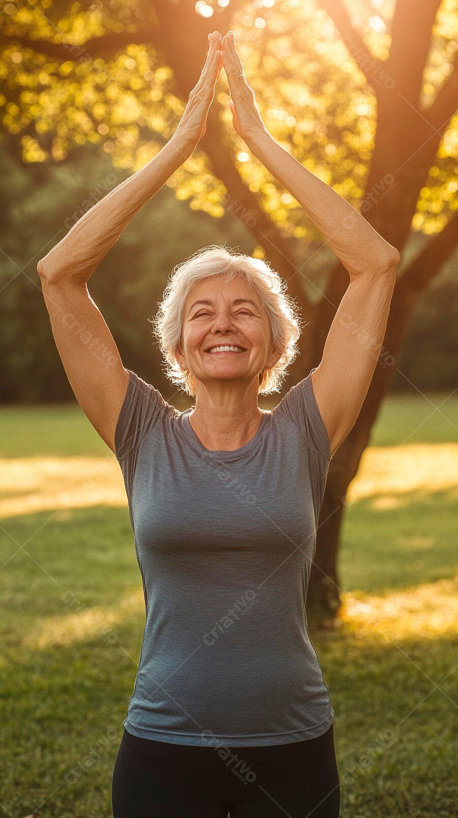 Mulher sênior feliz praticando yoga em parque dourado ao entardecer