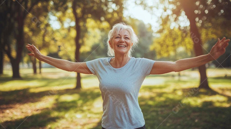 Mulher idosa caucasiana feliz com braços abertos no parque ensolarado