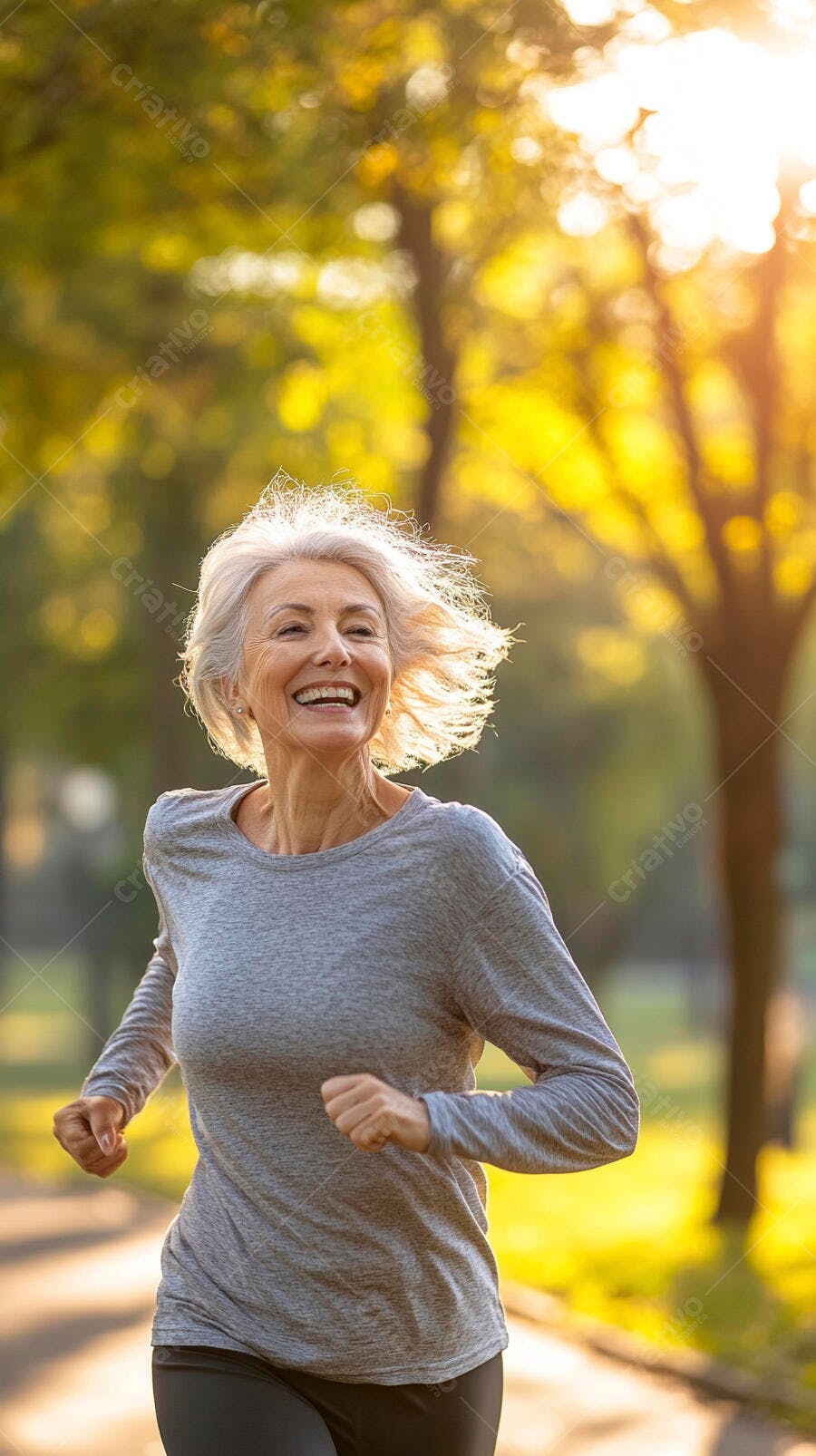 Mulher idosa feliz correndo no parque com cabelo grisalho e luz dourada