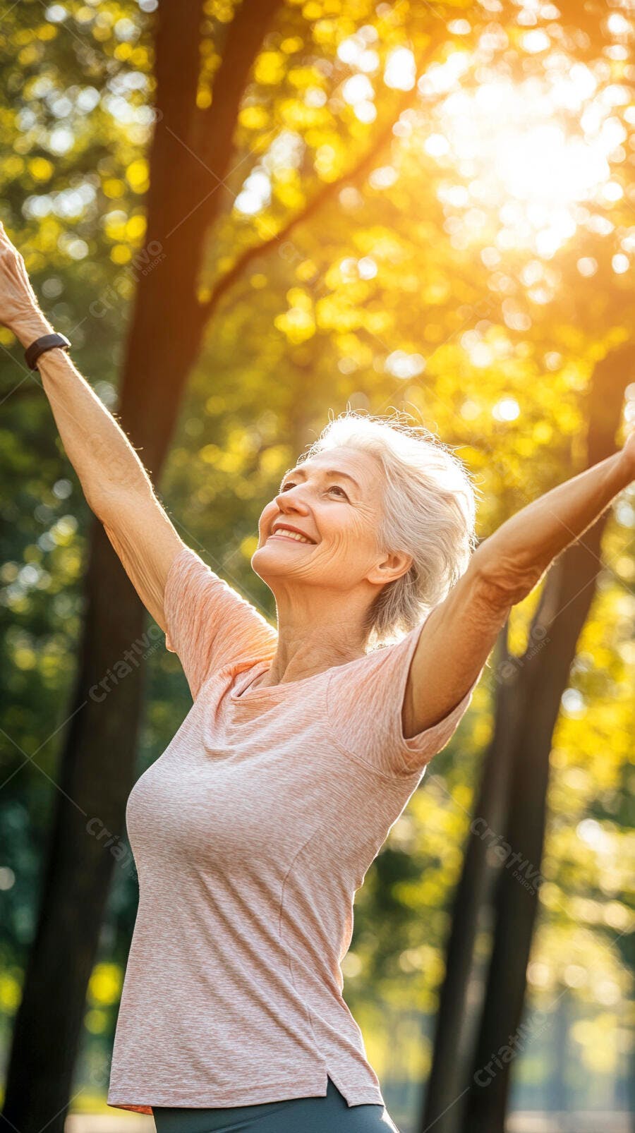 Mulher idosa feliz de cabelo grisalho com braços abertos no parque ensolarado
