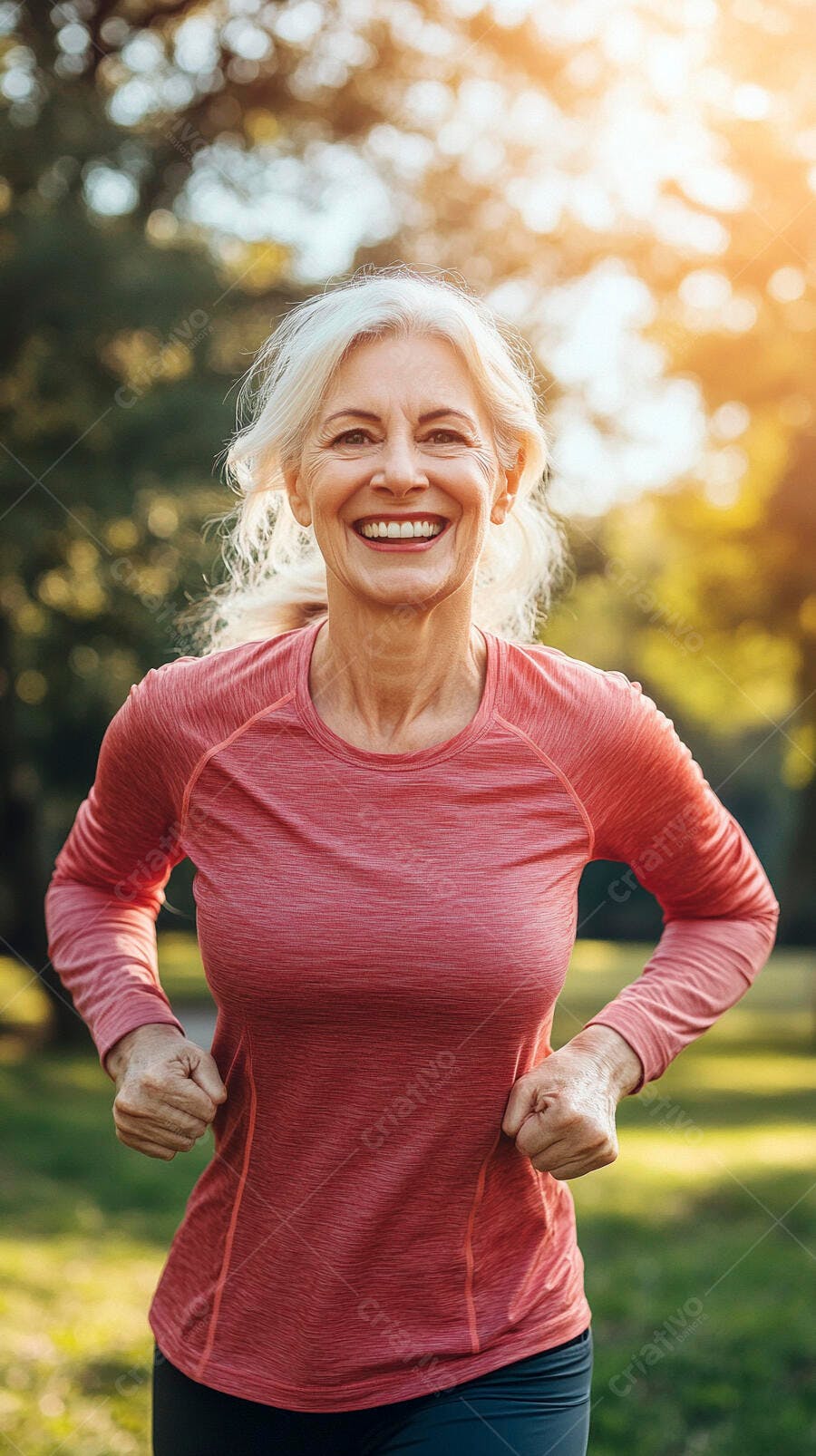 Mulher sênior sorrindo feliz correndo no parque com camiseta rosa salmão