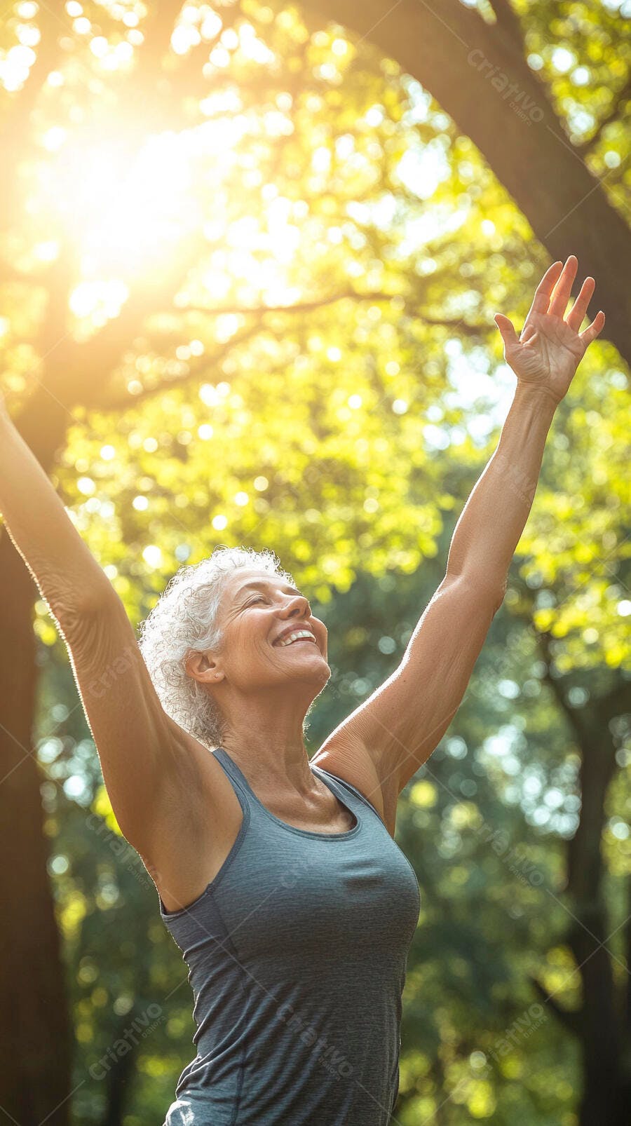 Mulher sênior de cabelos grisalhos erguendo os braços ao sol no parque
