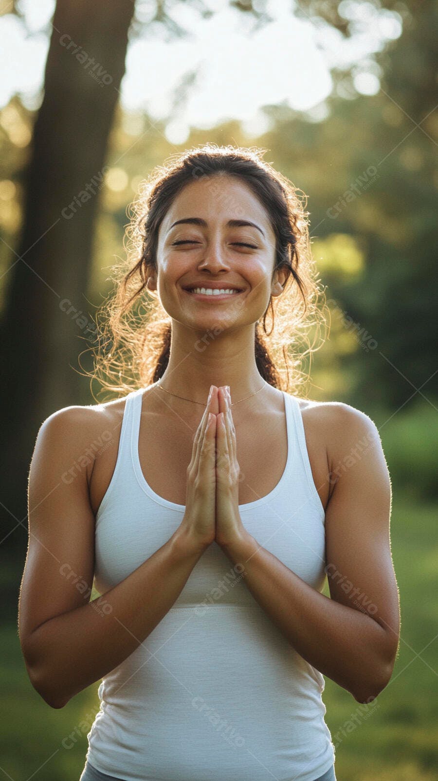 Mulher morena feliz meditando no parque sob luz dourada