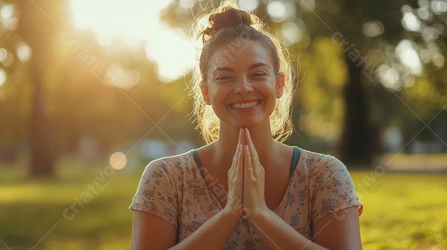 Mulher jovem caucasiana sorrindo feliz com mãos unidas em parque com luz dourada