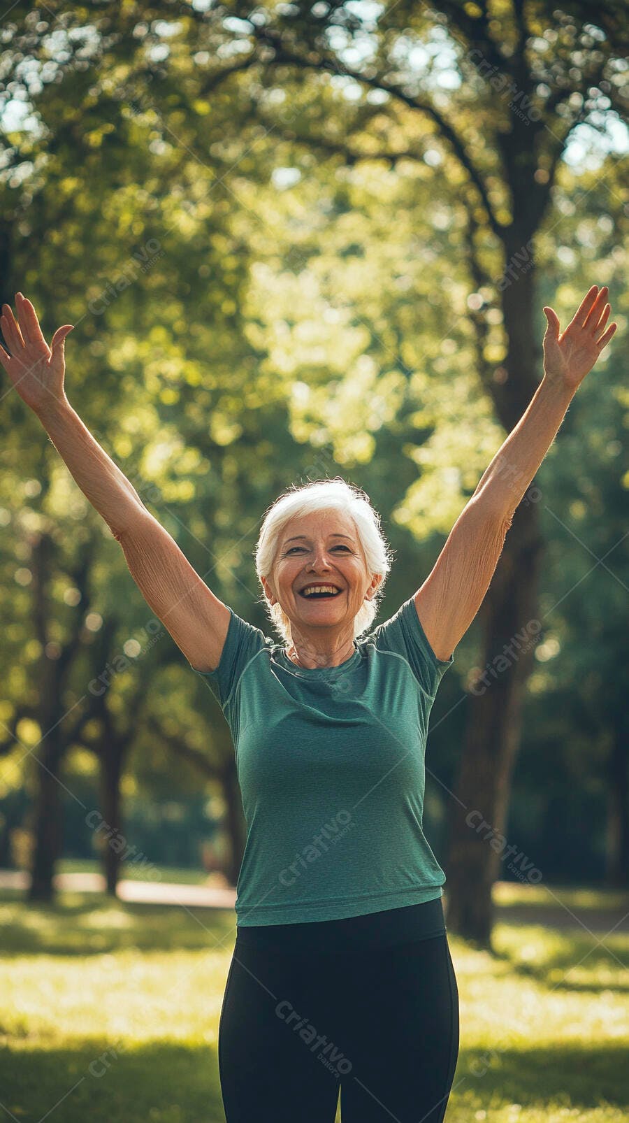 Senhora idosa sorrindo com braços para o alto em manhã ensolarada no parque