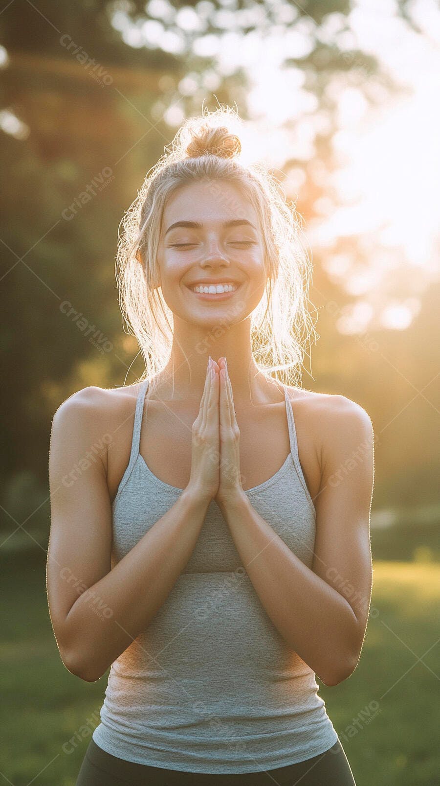 Mulher loira sorrindo em pose de yoga ao pôr do sol no parque