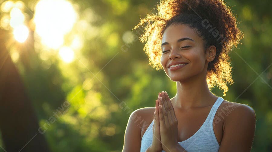 Mulher negra feliz em meditação ao ar livre com luz dourada