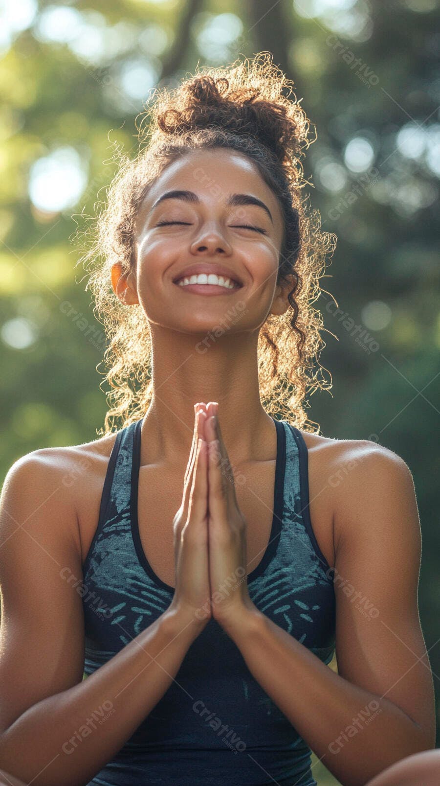 Mulher jovem etnia mista sorrindo praticando yoga ao ar livre com sol dourado