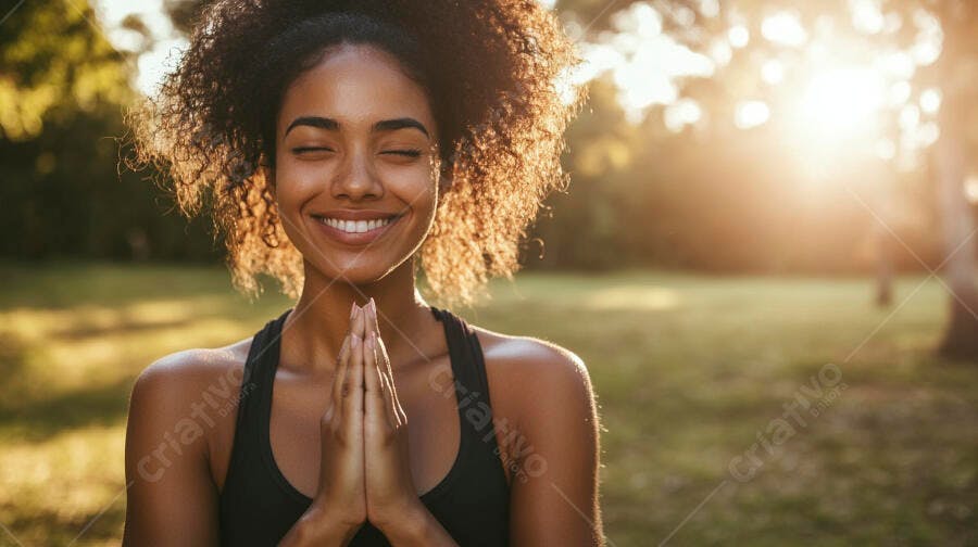 Mulher negra feliz meditando ao ar livre no pôr do sol