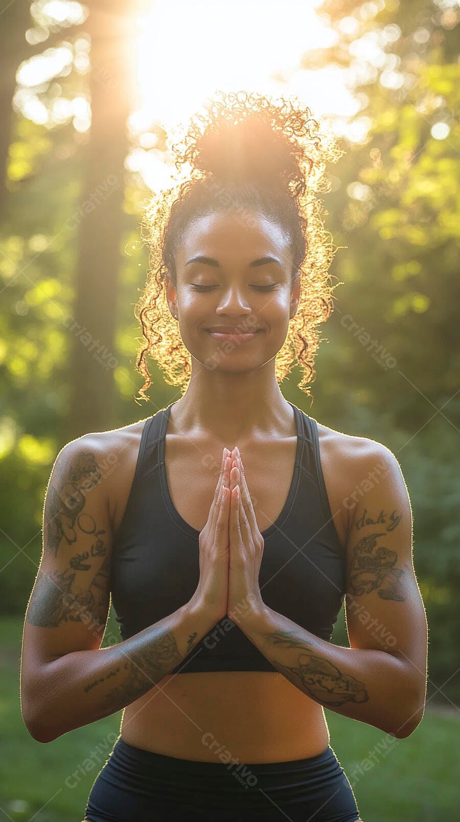 Mulher jovem cabelo cacheado meditando em pose de ioga no parque com sol dourado