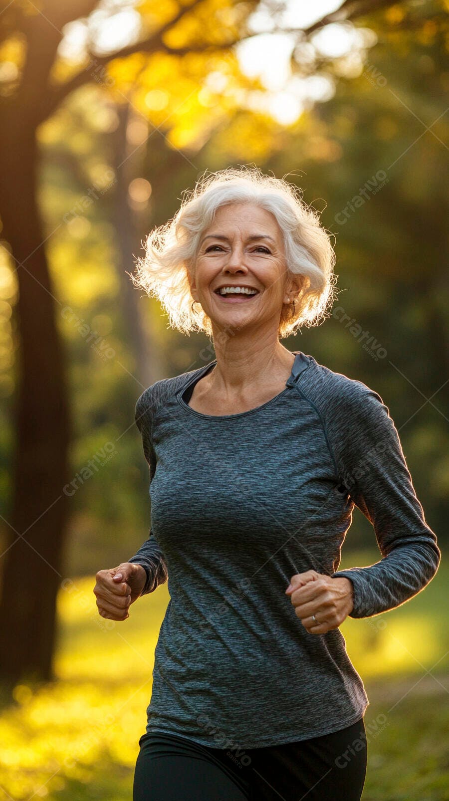 Mulher idosa sorrindo correndo em parque ensolarado com cabelos brancos