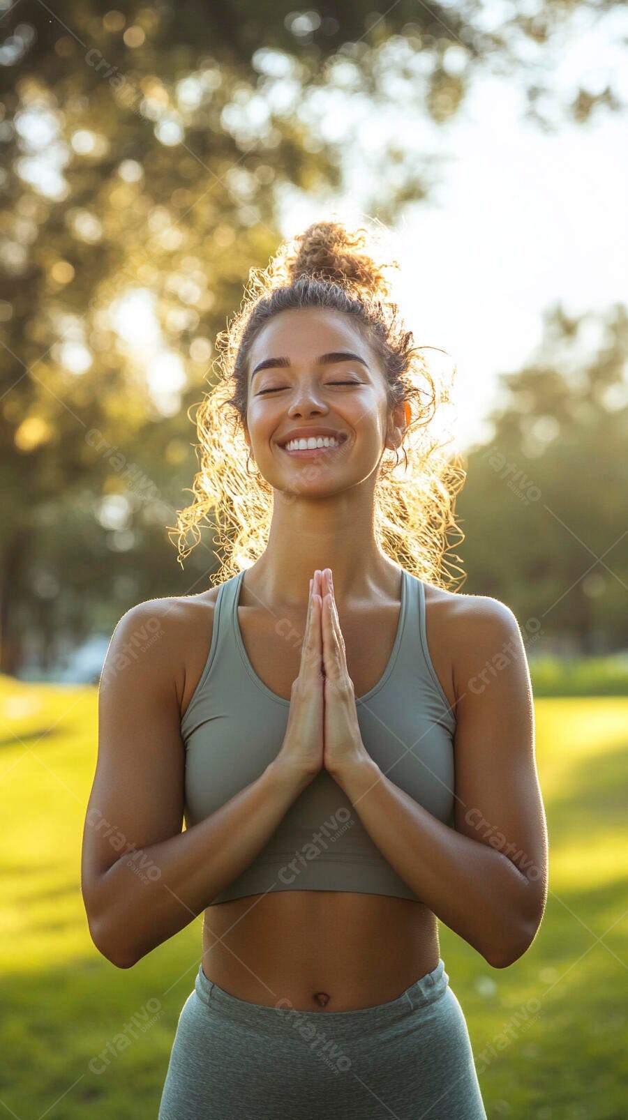 Mulher morena sorrindo em pose de yoga no parque com luz dourada