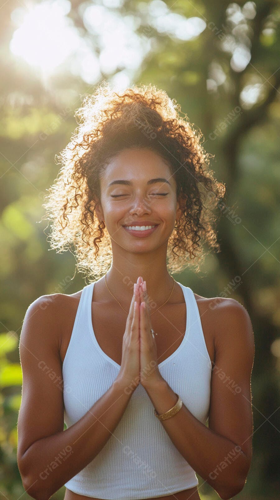 Mulher jovem sorrindo em pose de meditação com luz do sol na natureza