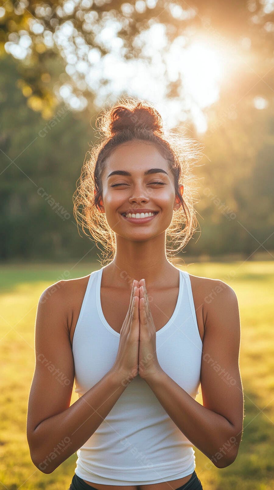 Mulher de pele morena meditando feliz em parque com sol dourado