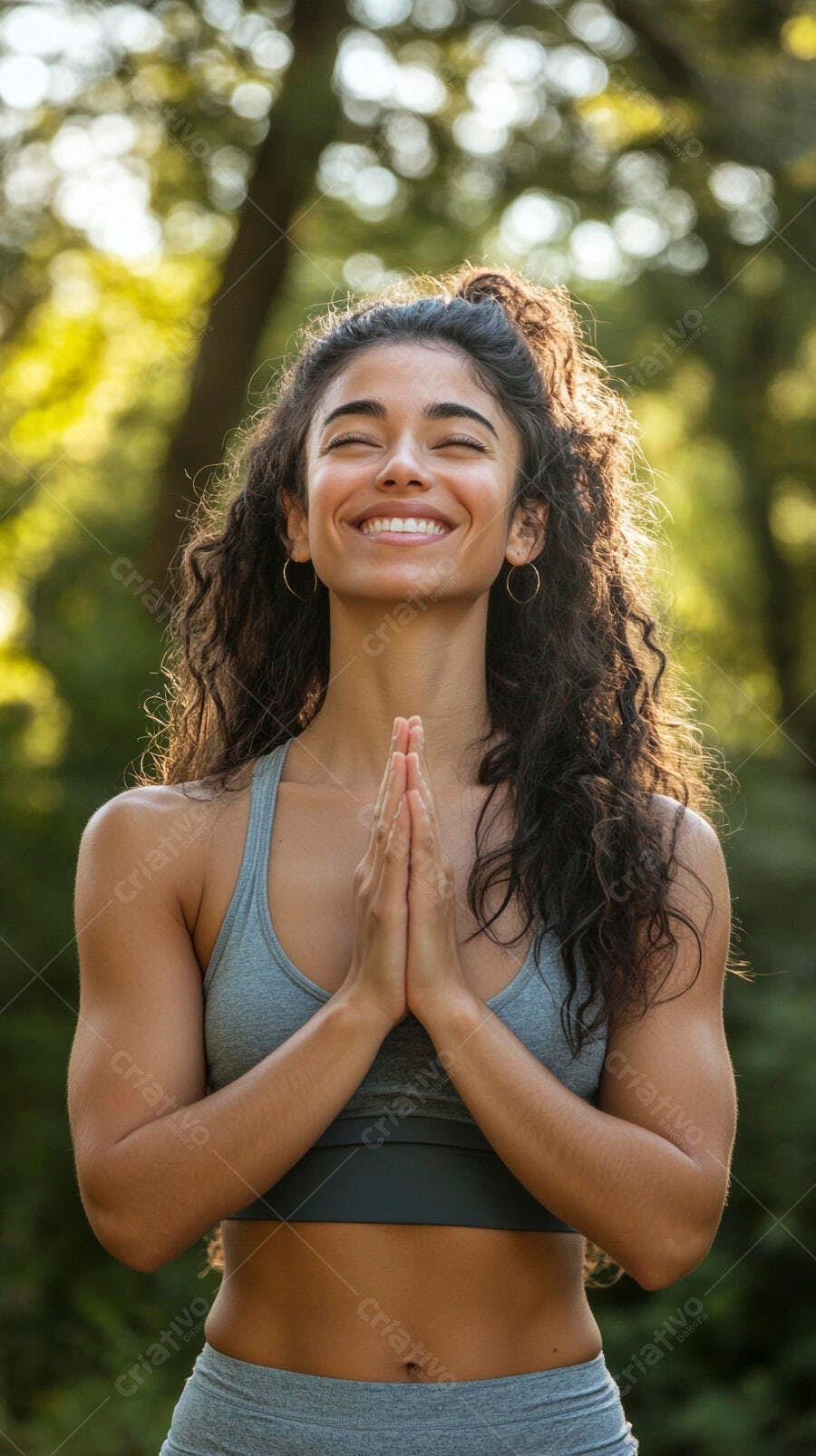 Mulher latina sorrindo em pose de oração meditando no parque ensolarado