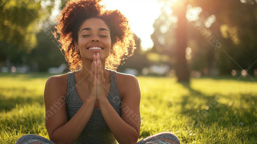 Jovem mulher negra meditando feliz em parque ensolarado ao entardecer